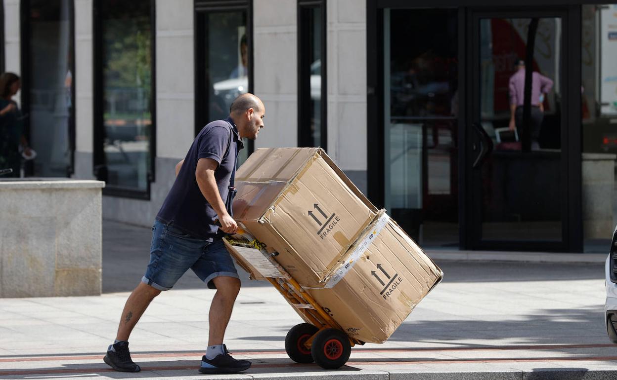 Un transportista lleva mercancia a su comercio