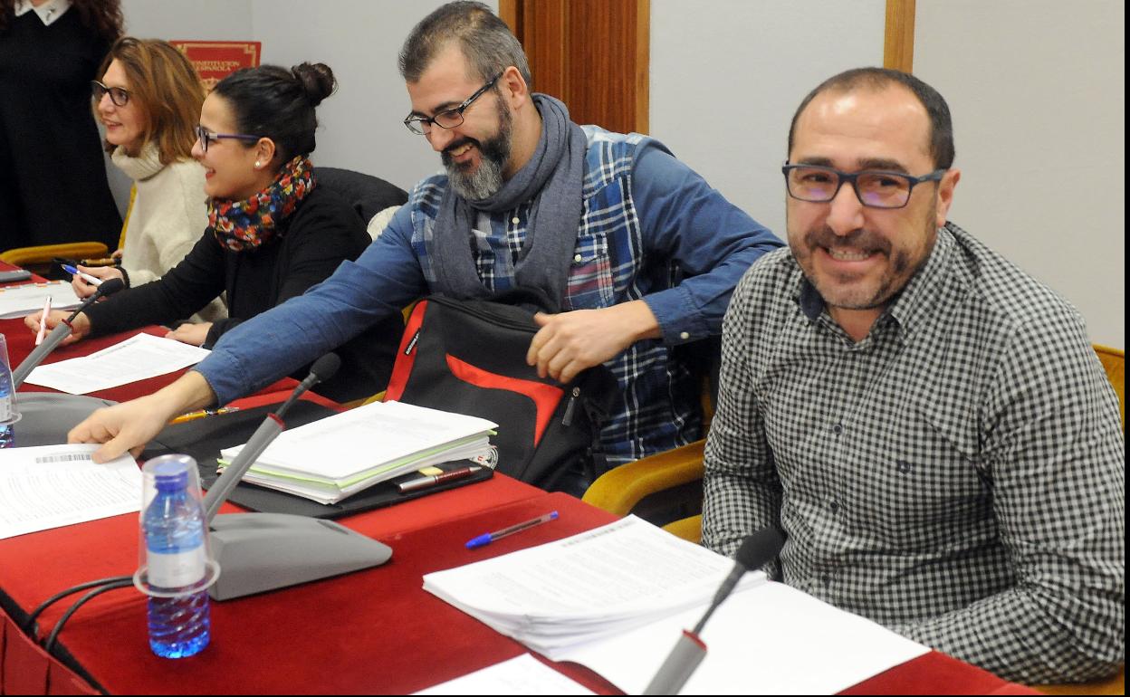 Miguel A. Oliveira (derecha) durante un pleno municipal. 