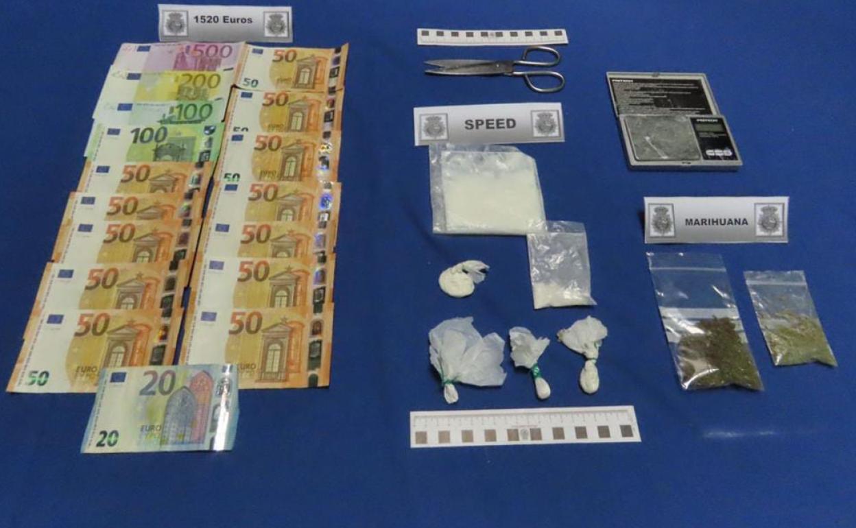 Drogas y dinero en efectivo incautado en la operación policial.