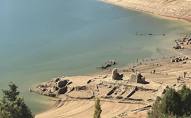 Rescatado un senderista que se había desmayado en el entorno del pantano de Barrios de Luna