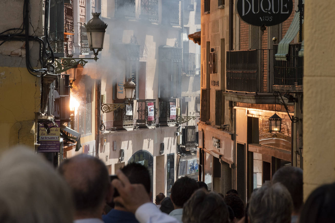 Fuego tras explotar el cajetín de fusibles e incendiarse los cables, en un edificio de la Calle Real de Segovia, este miércoles. 