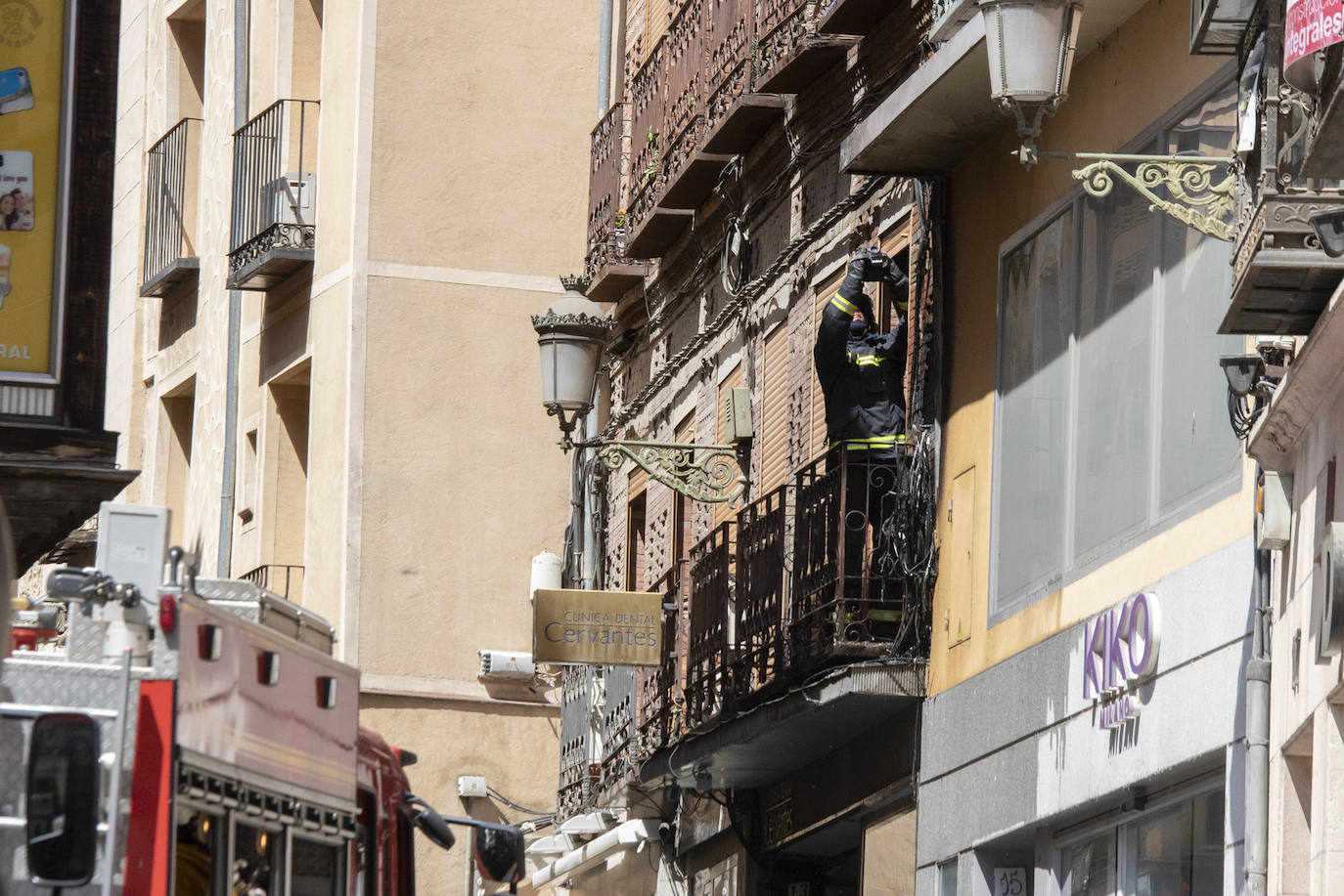 Fuego tras explotar el cajetín de fusibles e incendiarse los cables, en un edificio de la Calle Real de Segovia, este miércoles. 