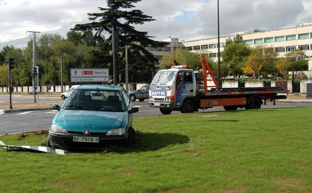 Coche siniestrado en 2002 antes de la mejora de la señalización en el cruce. 