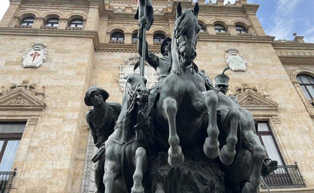 La estatua de los Héroes de Alcántara, en Valladolid 