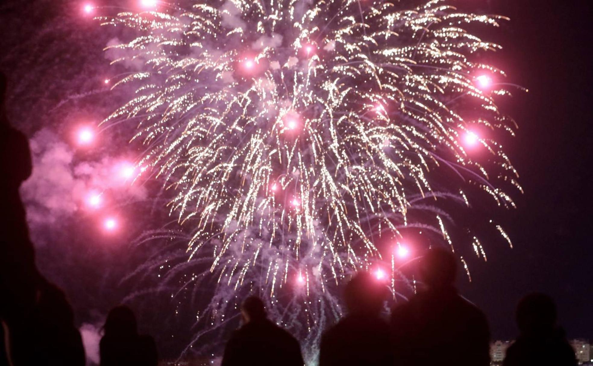 Fuegos artificiales en el aire por el riesgo alto de incendios