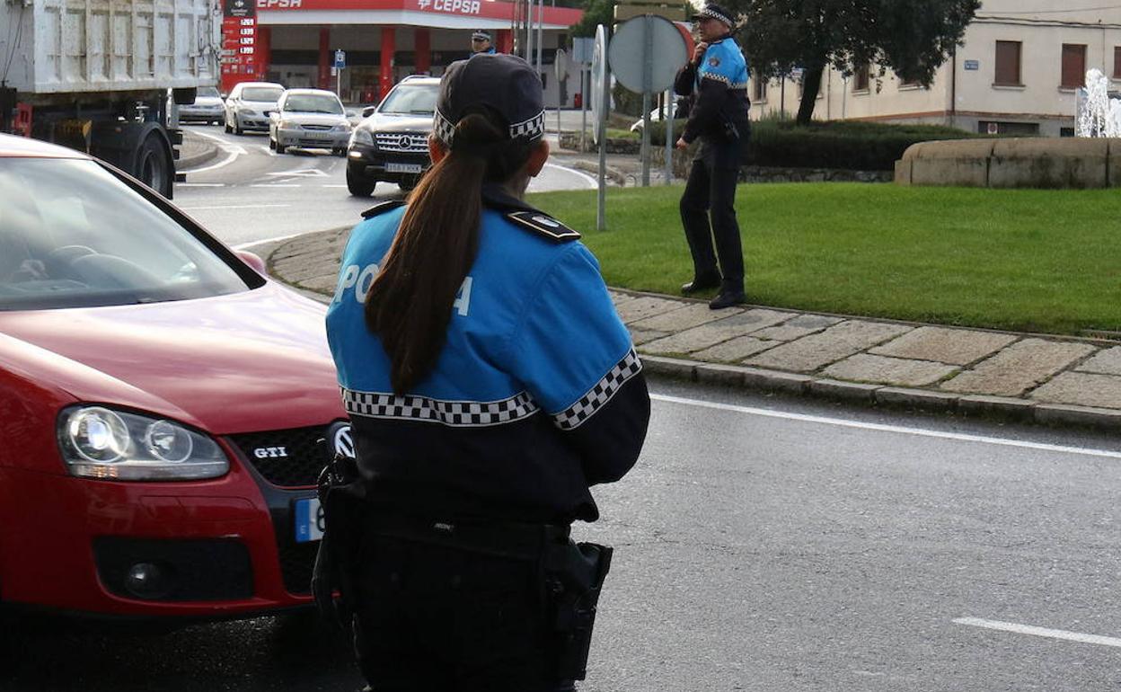 Agentes de la Policía Local de Segovia controlan el tráfico en un punto de la ciudad. 