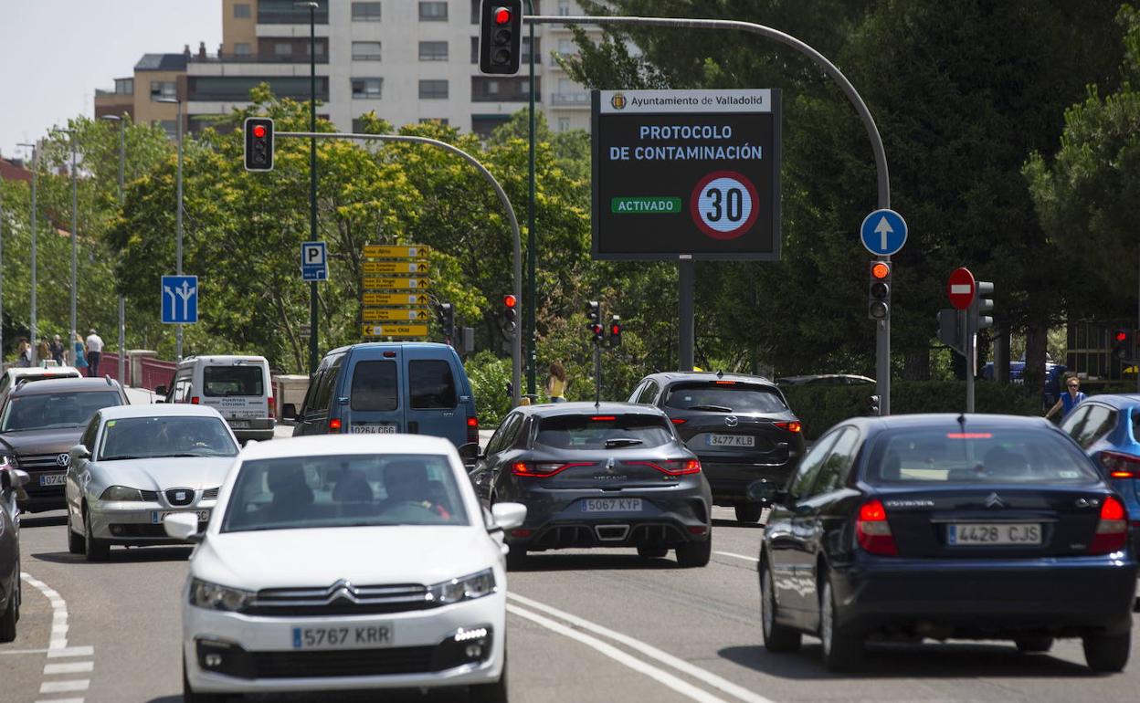 Tráfico junto al puente de Poniente con la señal de limitación a 30 kilómetros por hora. 