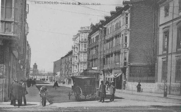 La calle de Miguel Íscar a principios del siglo XX, con un guardia municipal junto a un carruaje. 