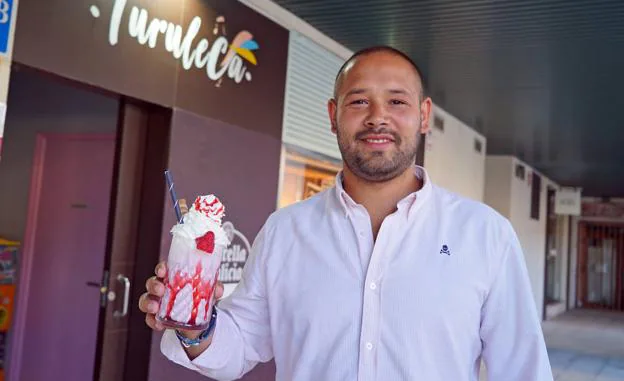 Matías Aguirre y su batido de fresa con fruta fresca 