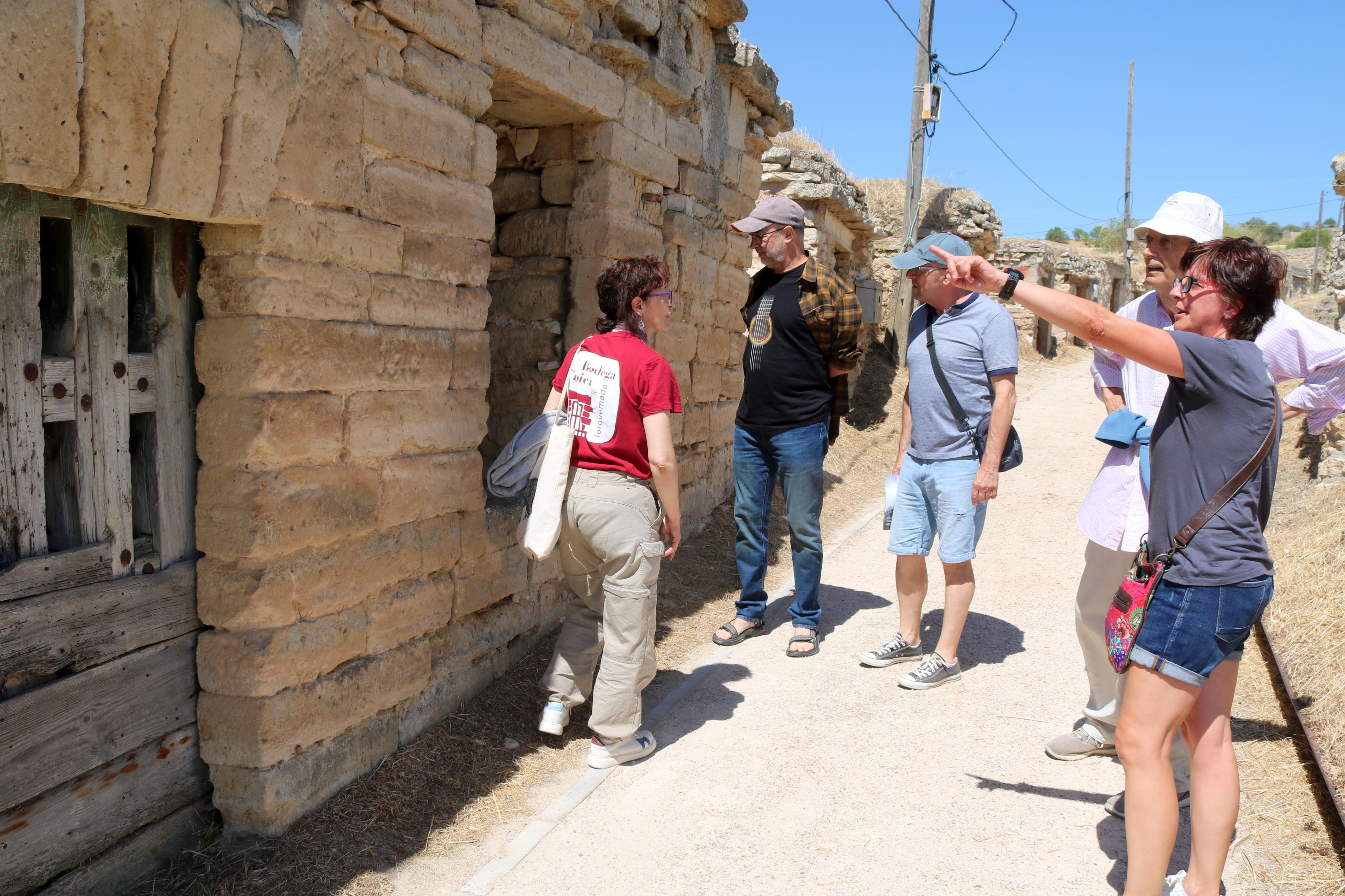 El Barrio de Bodegas de Torquemada es un reclamo turístico en la localidad