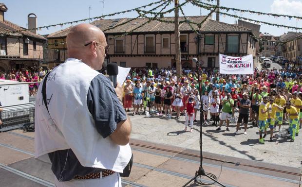 Tasio ejerce de pregonero de las fiestas de San Lorenzo, este sábado en la plaza del barrio segoviano. 