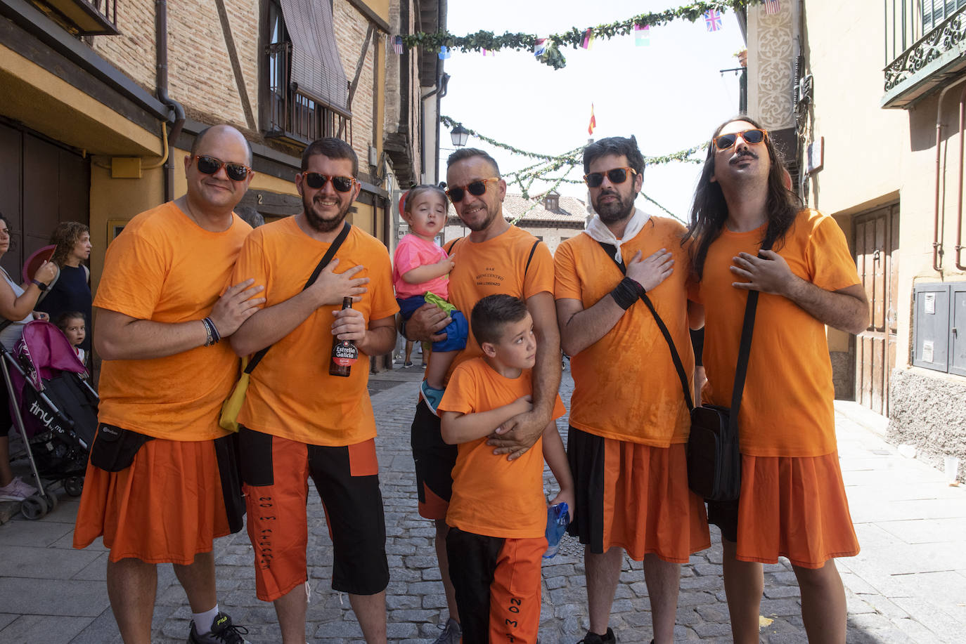 Peñistas en el pregón en la plaza de San Lorenzo de Segovia, este sábado. 