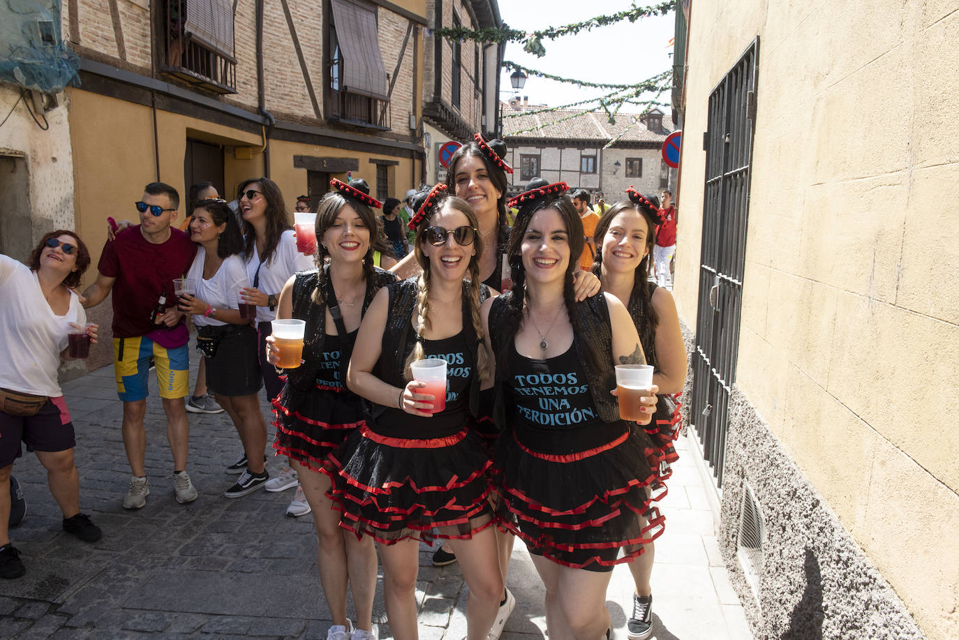 Peñistas en el pregón en la plaza de San Lorenzo de Segovia, este sábado. 