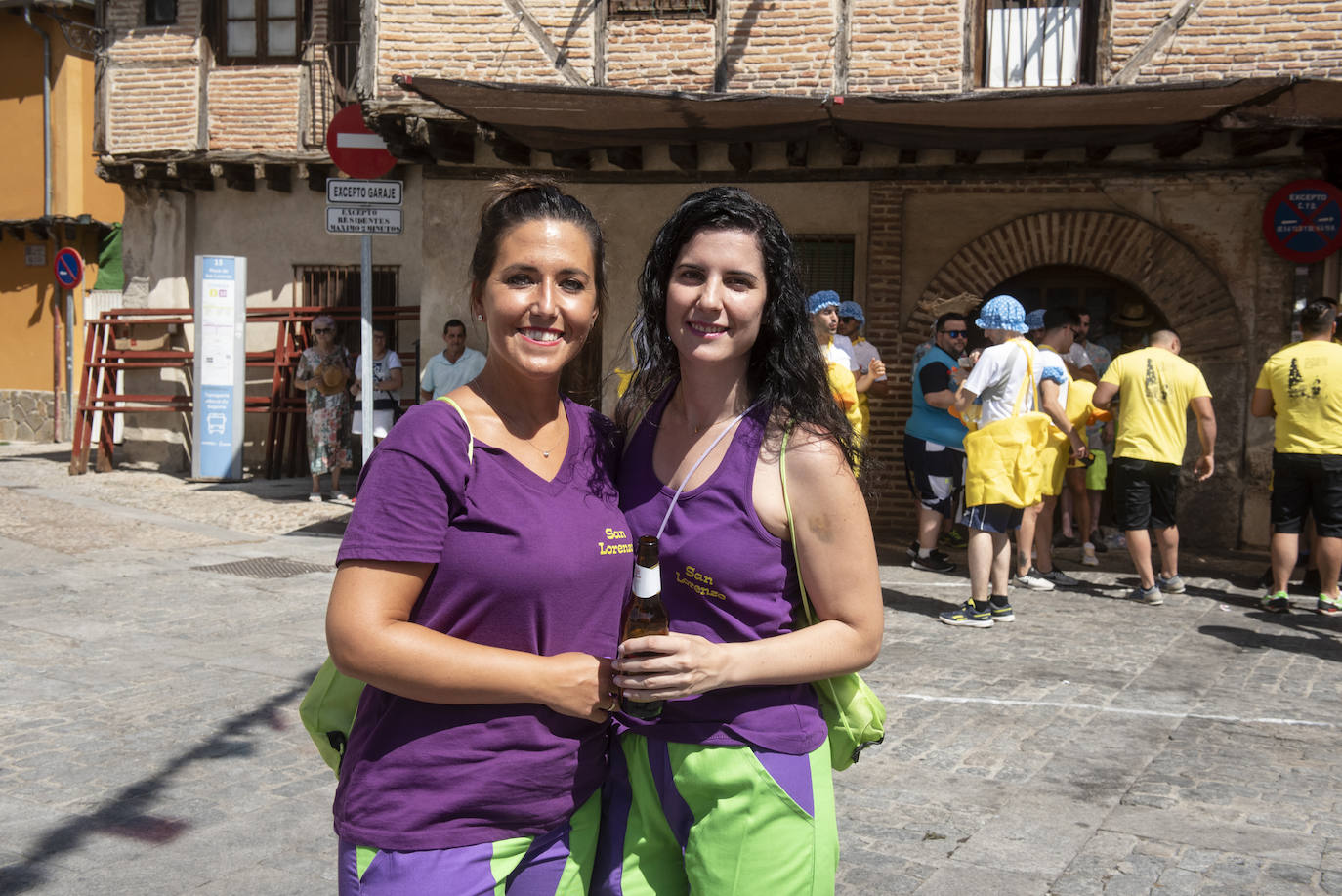 Peñistas en el pregón en la plaza de San Lorenzo de Segovia, este sábado. 