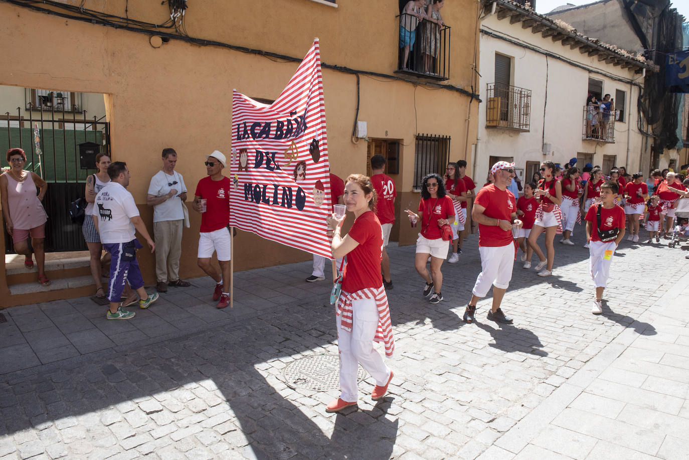 Peñistas en el pregón en la plaza de San Lorenzo de Segovia, este sábado. 