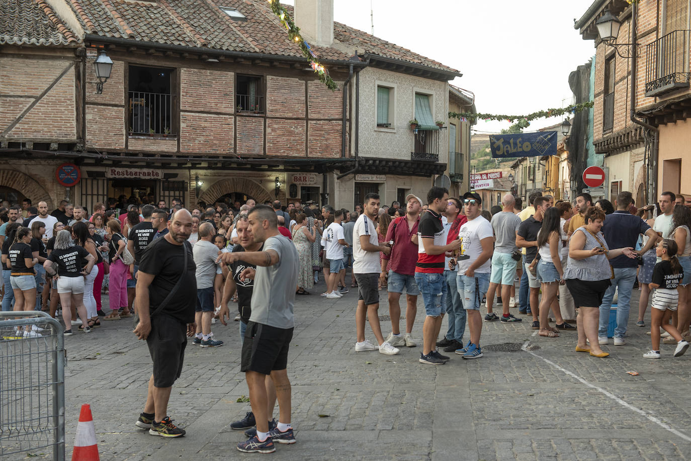 Peñistas en el pregón en la plaza de San Lorenzo de Segovia, este sábado. 