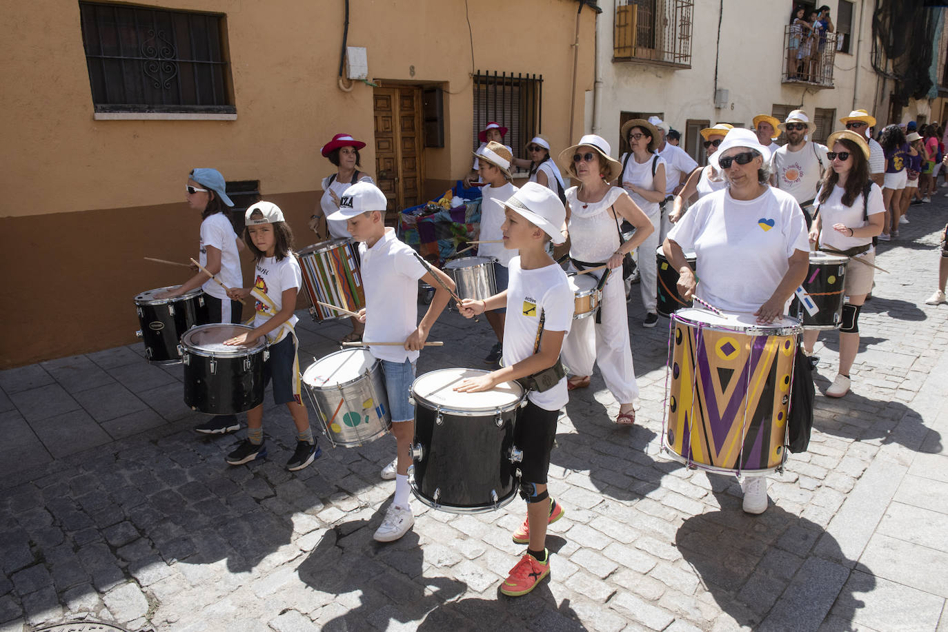 Peñistas en el pregón en la plaza de San Lorenzo de Segovia, este sábado. 