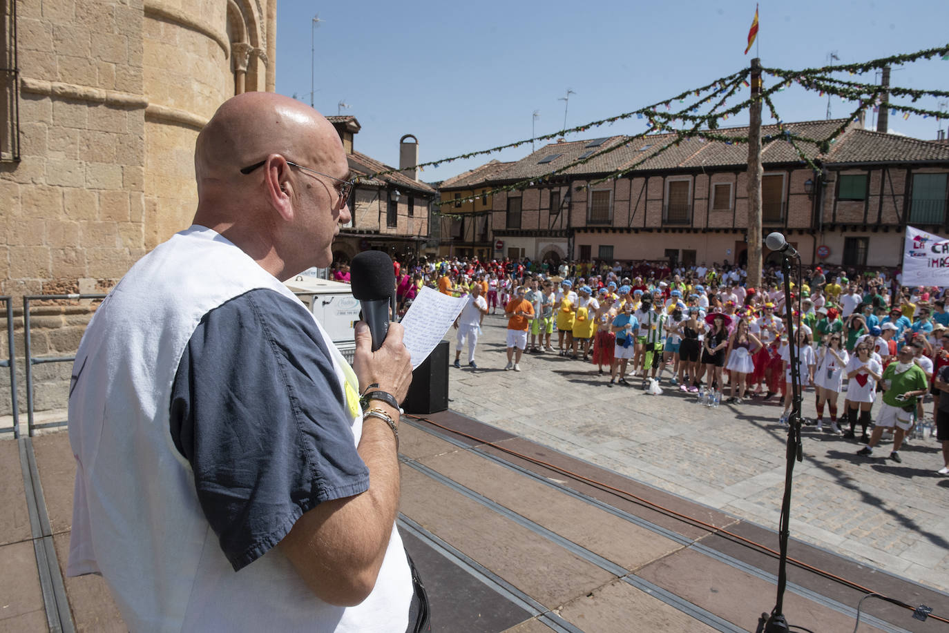 Peñistas en el pregón en la plaza de San Lorenzo de Segovia, este sábado. 