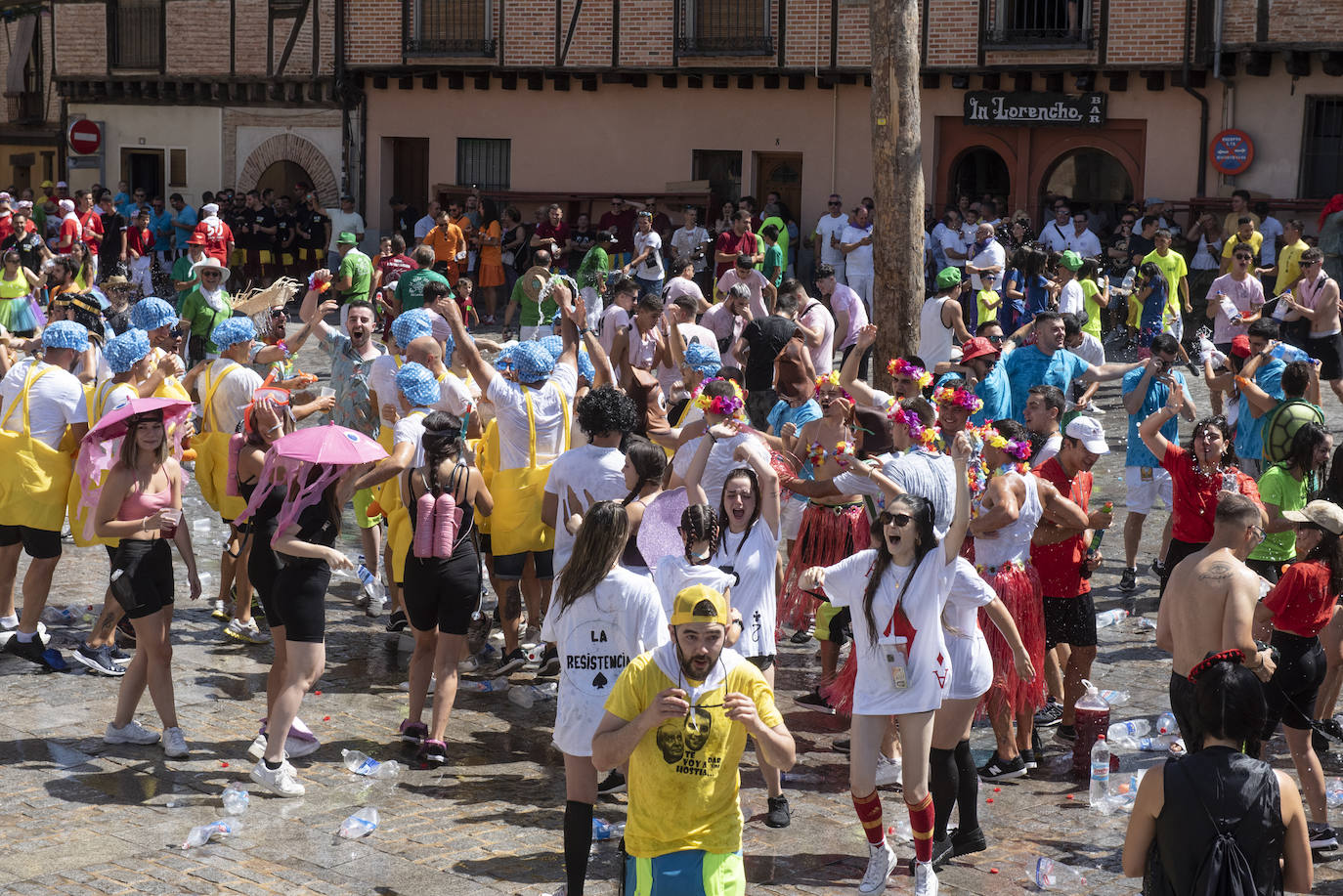 Peñistas en el pregón en la plaza de San Lorenzo de Segovia, este sábado. 