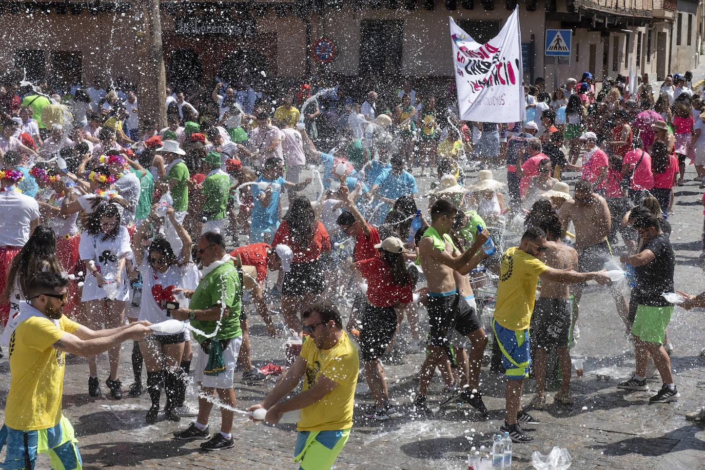 Peñistas en el pregón en la plaza de San Lorenzo de Segovia, este sábado. 