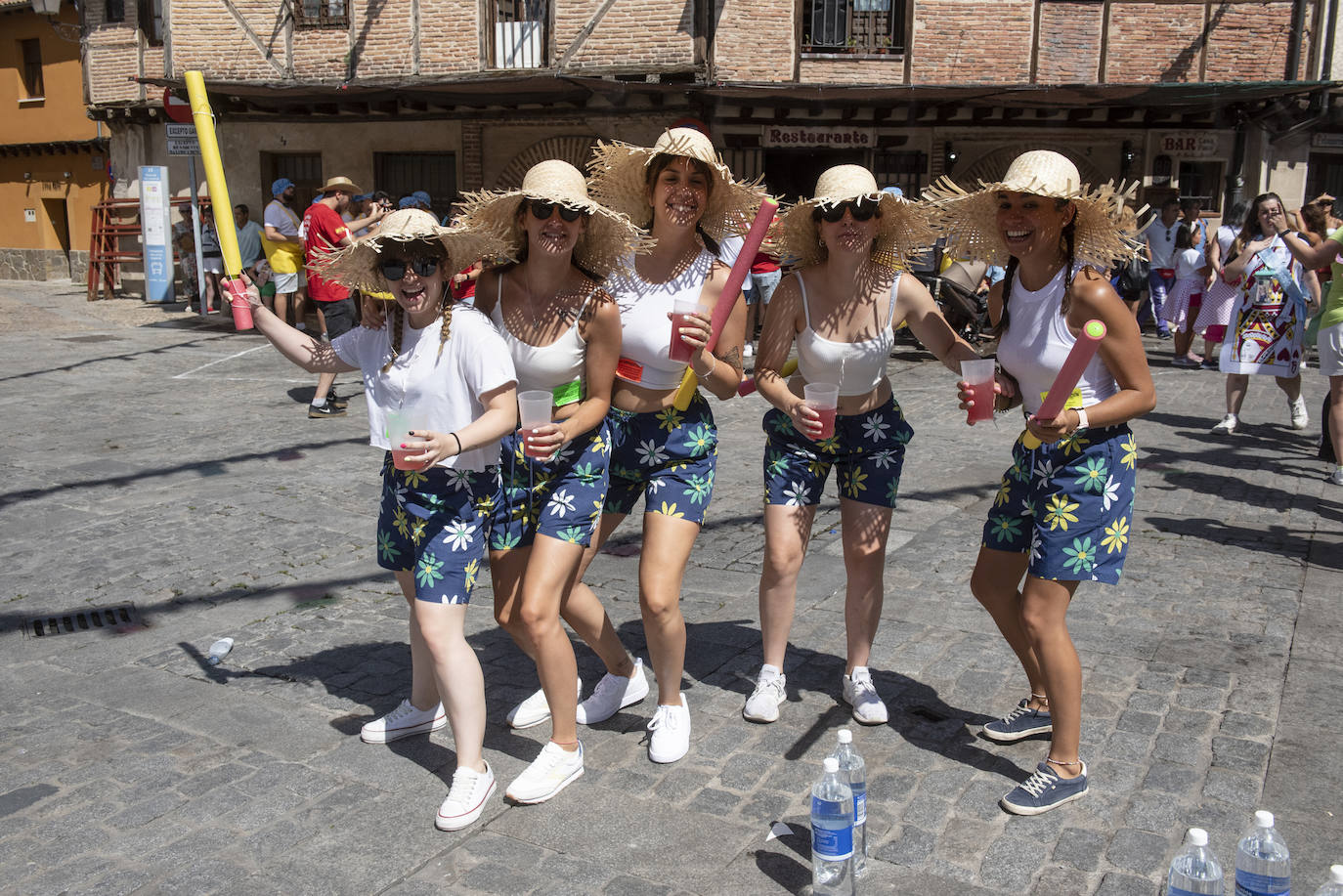 Peñistas en el pregón en la plaza de San Lorenzo de Segovia, este sábado. 