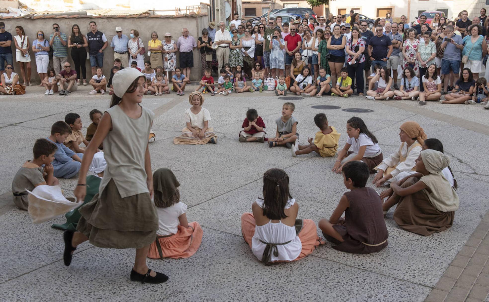 Niños ataviados de época en una de las funciones teatrales que salpican el Sinodal de Aguilafuente. 