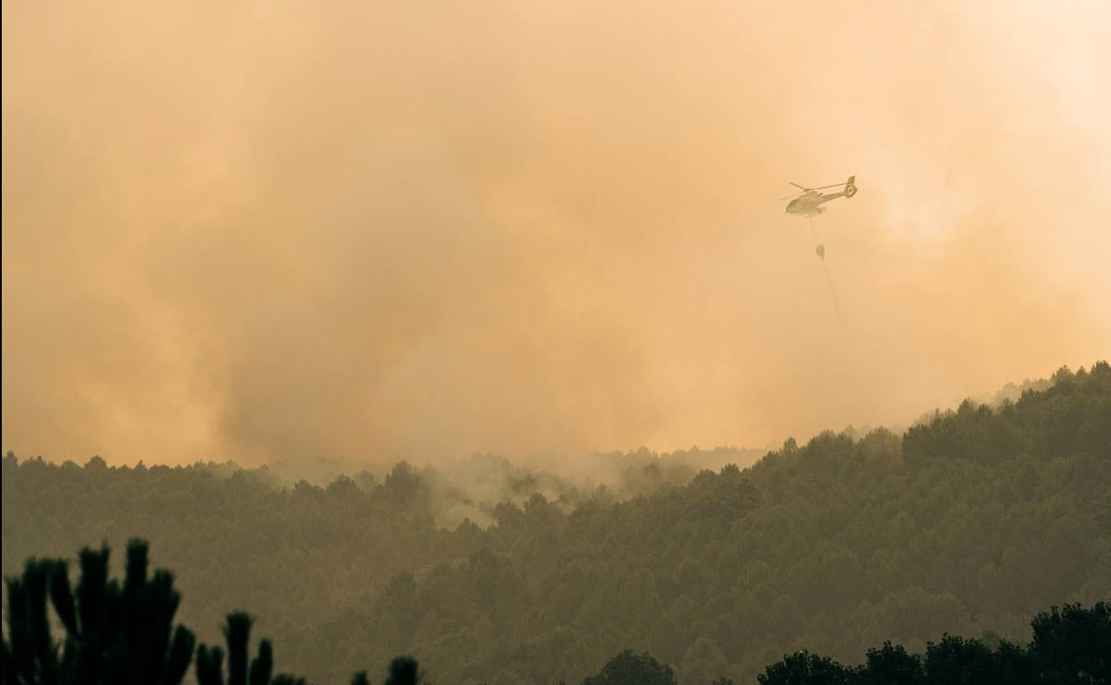 Los medios aéreos trabajan para sofocar el incendio. 