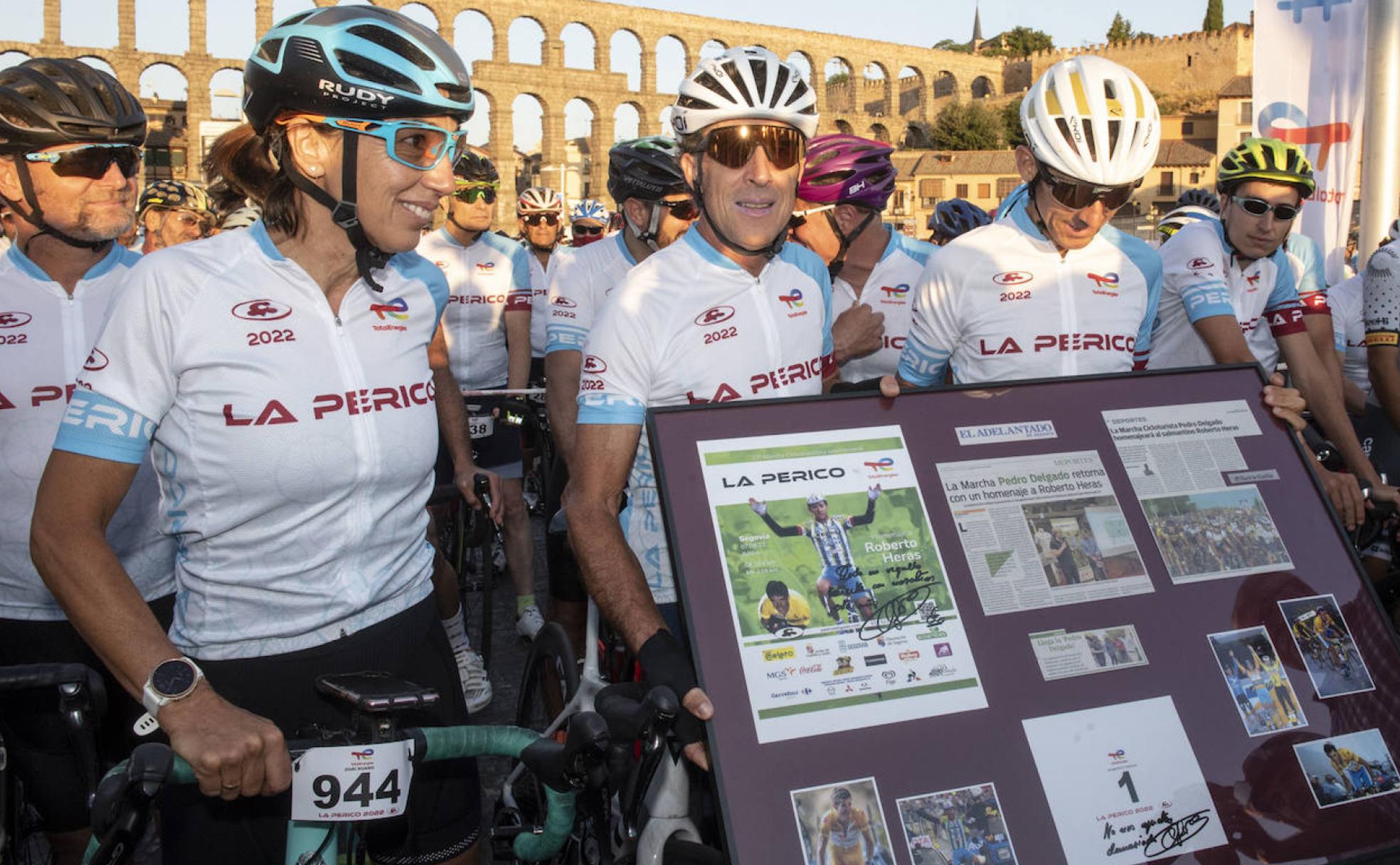Dori Ruano, Pedro Delgado y Roberto Heras, en el homenaje a éste último antes de la salida de la marcha cicloturista en Segovia. 