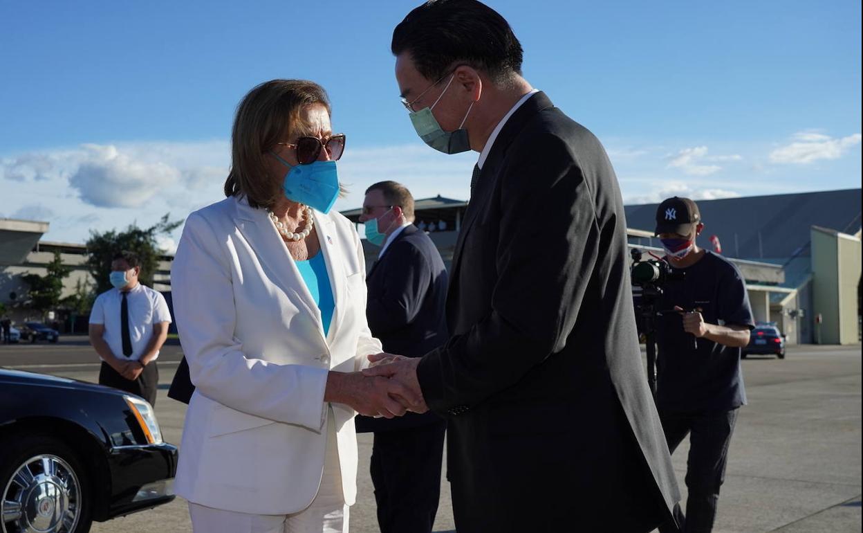 Él Ministro de Exteriores de Taiwán estrecha la mano de Nancy Pelosi.