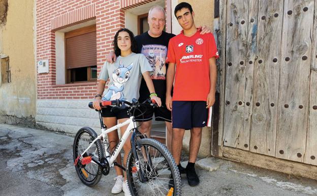 Jorge de la Rosa, con sus hijos César e Irene.