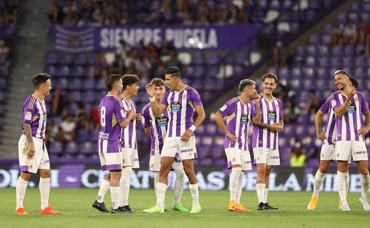 Varios futbolistas del Real Valladolid tras la disputa del Trofeo Ciudad de Valladolid ante la Lazio