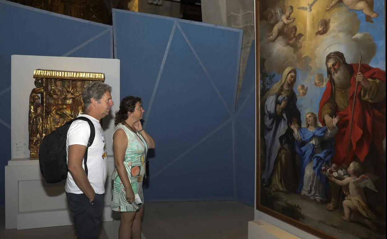 Dos turistas de Málaga recorren la exposición de Las Edades del Hombre en Carrión.