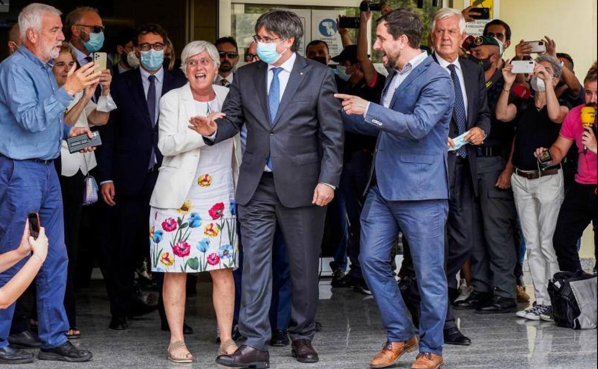 Clara Ponsati, Carles Puigdemont y Toni Comin, abandonan los juzgados de Sassari (Cerdeña) en octubre del año pasado.