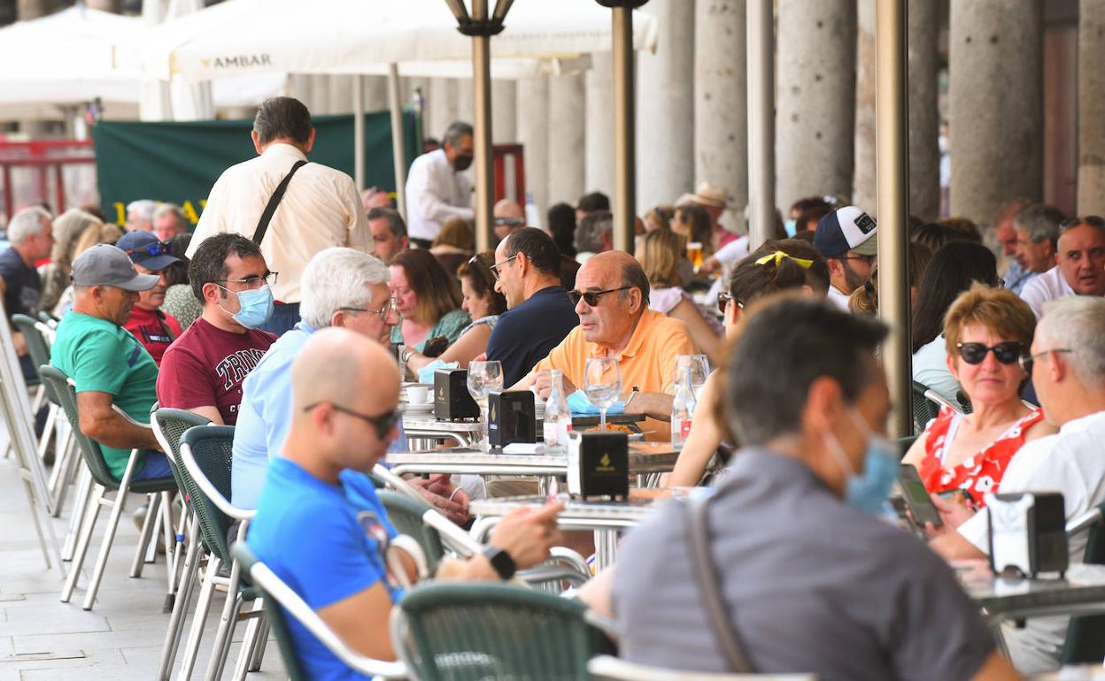 Terraza de un bar de la Plaza Mayor de Valladolid. 