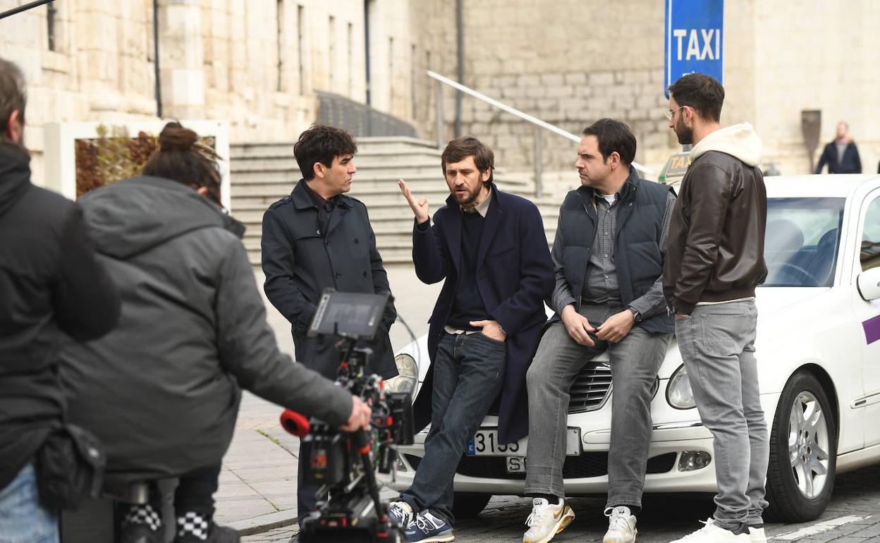 Los protagonistas adultos de la película, durante el rodaje de unas de las escenas en San Benito. 