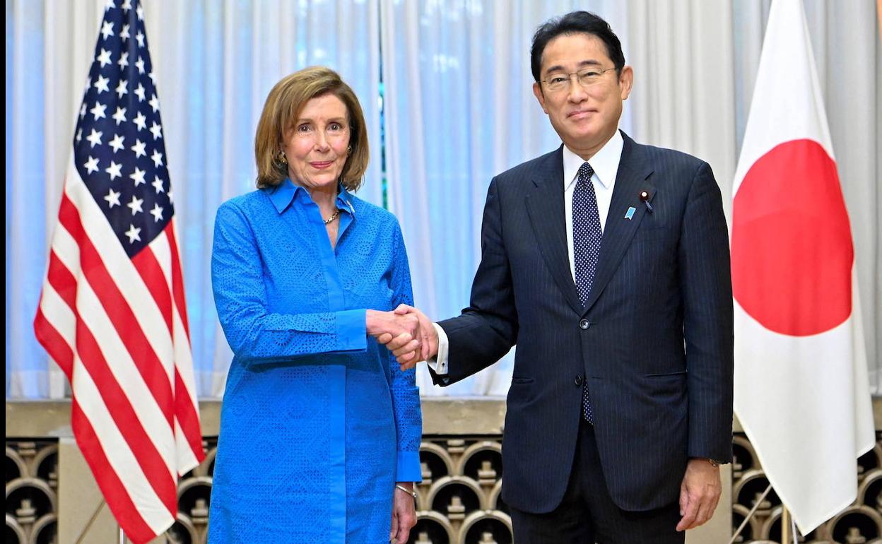 Nancy Pelosi, con Fumio Kishida 