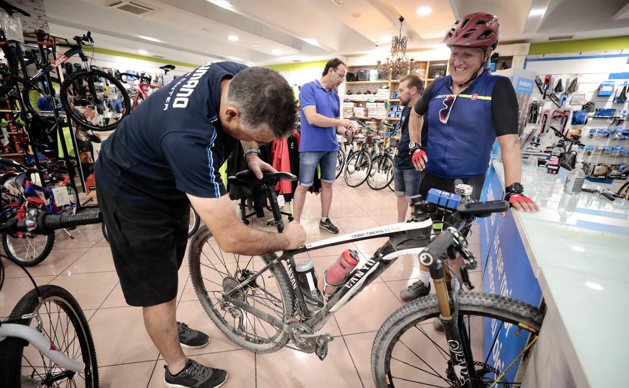 Reparación de una bicicleta en la tienda Carril Bici de Valladolid. 