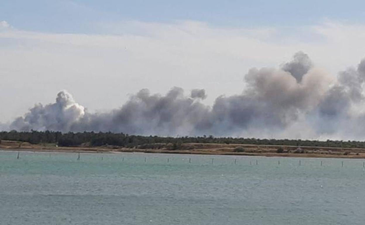 La columna de humo sobre la base rusa era visible desde gran distancia