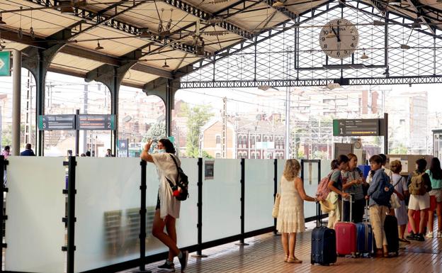 Pasajeros esperando al tren en la estación de Valladolid. 