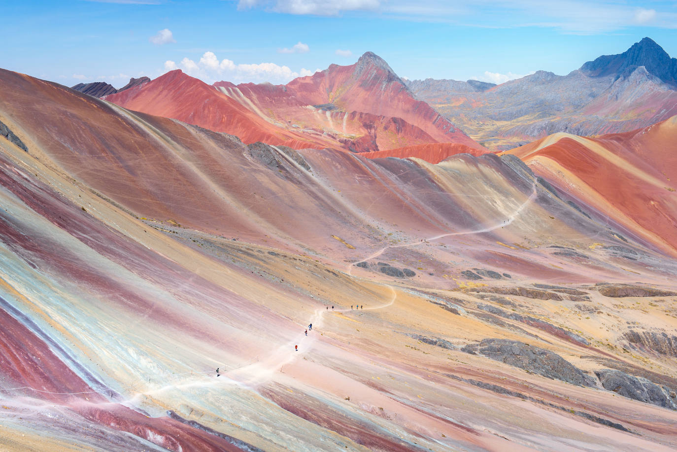 MONTAÑA VINICUNCA (PERÚ) | También llamada la 'Montaña Arcoíris', está situada en el camino al nevado Ausangate, en los Andes del Perú, Región Cusco. Fue en el año 2010 cuando empezó su proceso de masificación turística​ debido a sus franjas de varios colores. Esto se debe a su composición mineralógica presente en las laderas y cumbres.