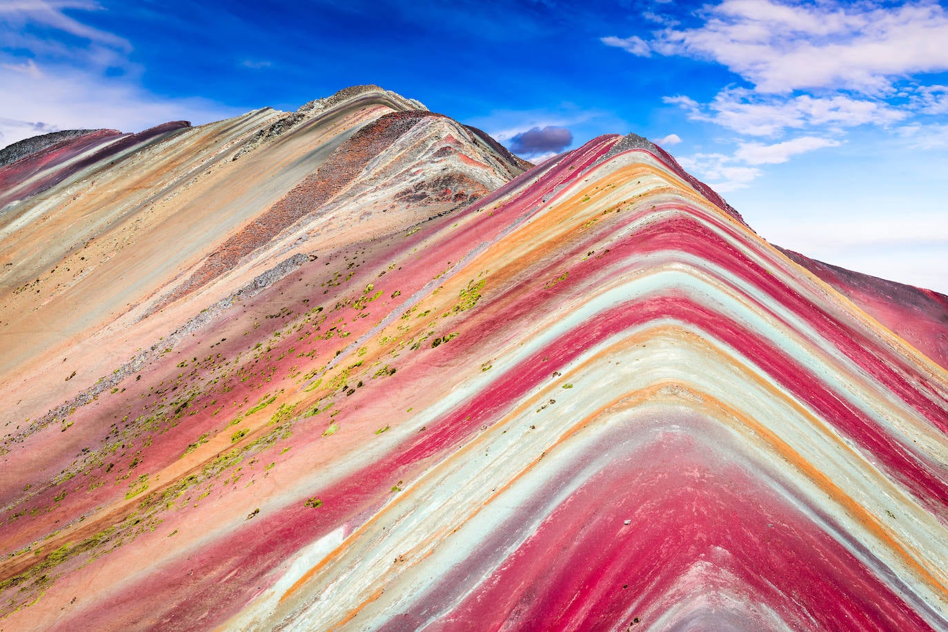 MONTAÑA VINICUNCA (PERÚ) | También llamada la 'Montaña Arcoíris', está situada en el camino al nevado Ausangate, en los Andes del Perú, Región Cusco. Fue en el año 2010 cuando empezó su proceso de masificación turística​ debido a sus franjas de varios colores. Esto se debe a su composición mineralógica presente en las laderas y cumbres.