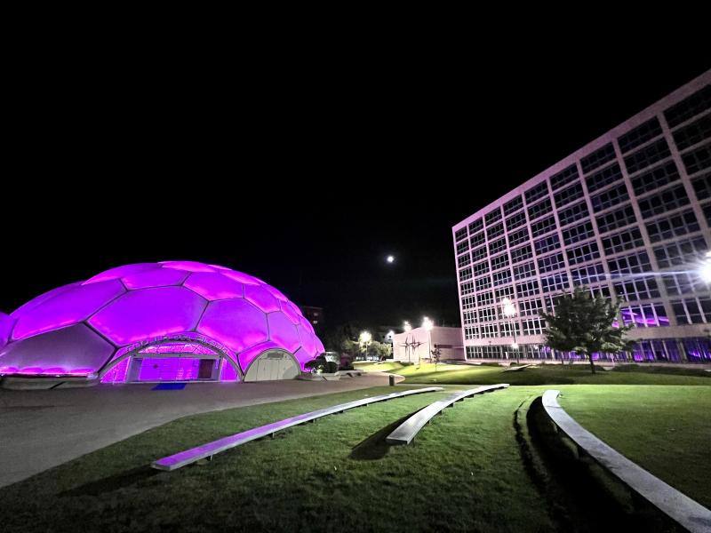 Cúpula del Milenio, encendida antes de la aplicación del plan de ahorro energético.
