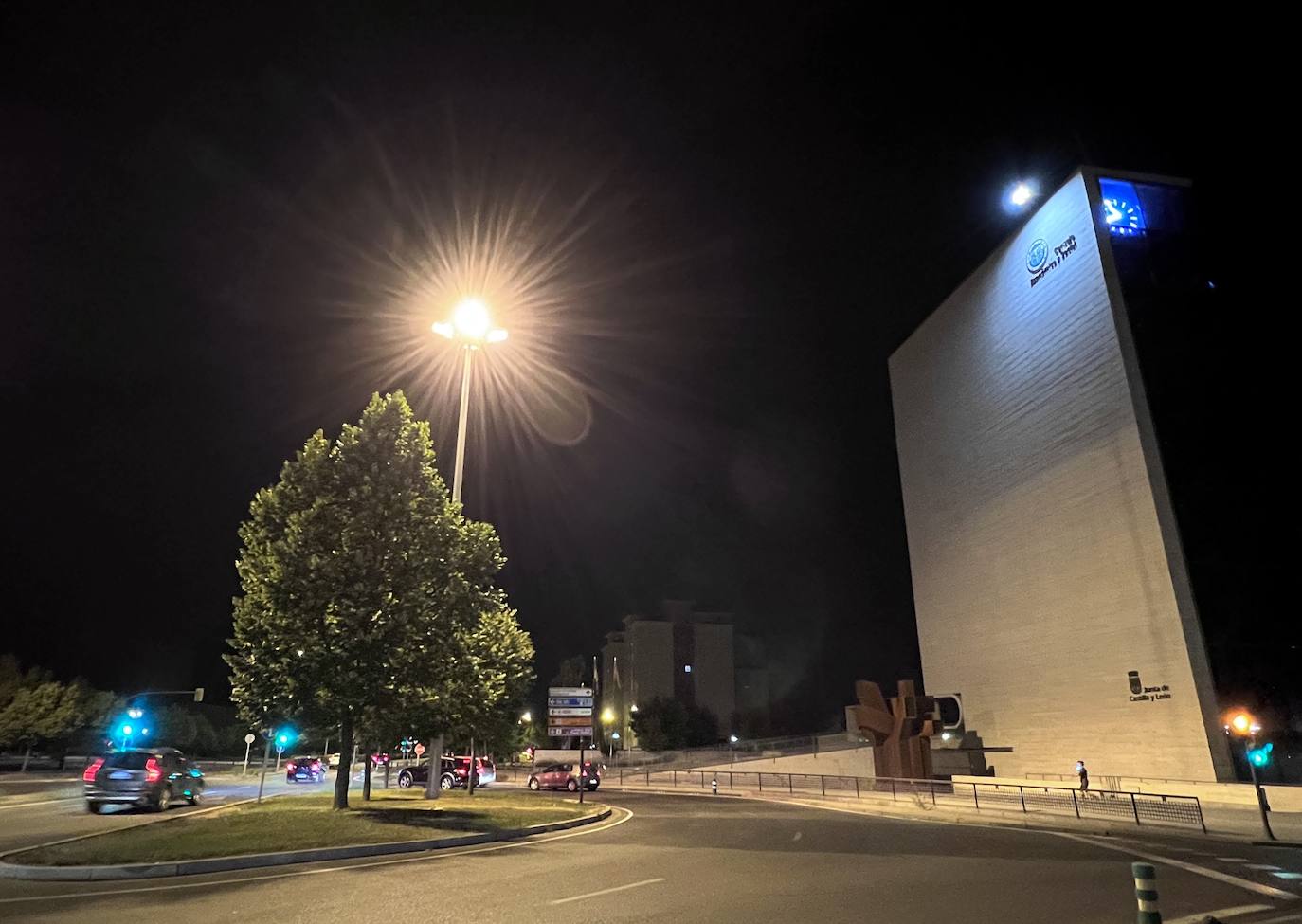 La sede de la Federación Regional de Municipios y Provincias de Castilla y León, con la iluminación encendida.