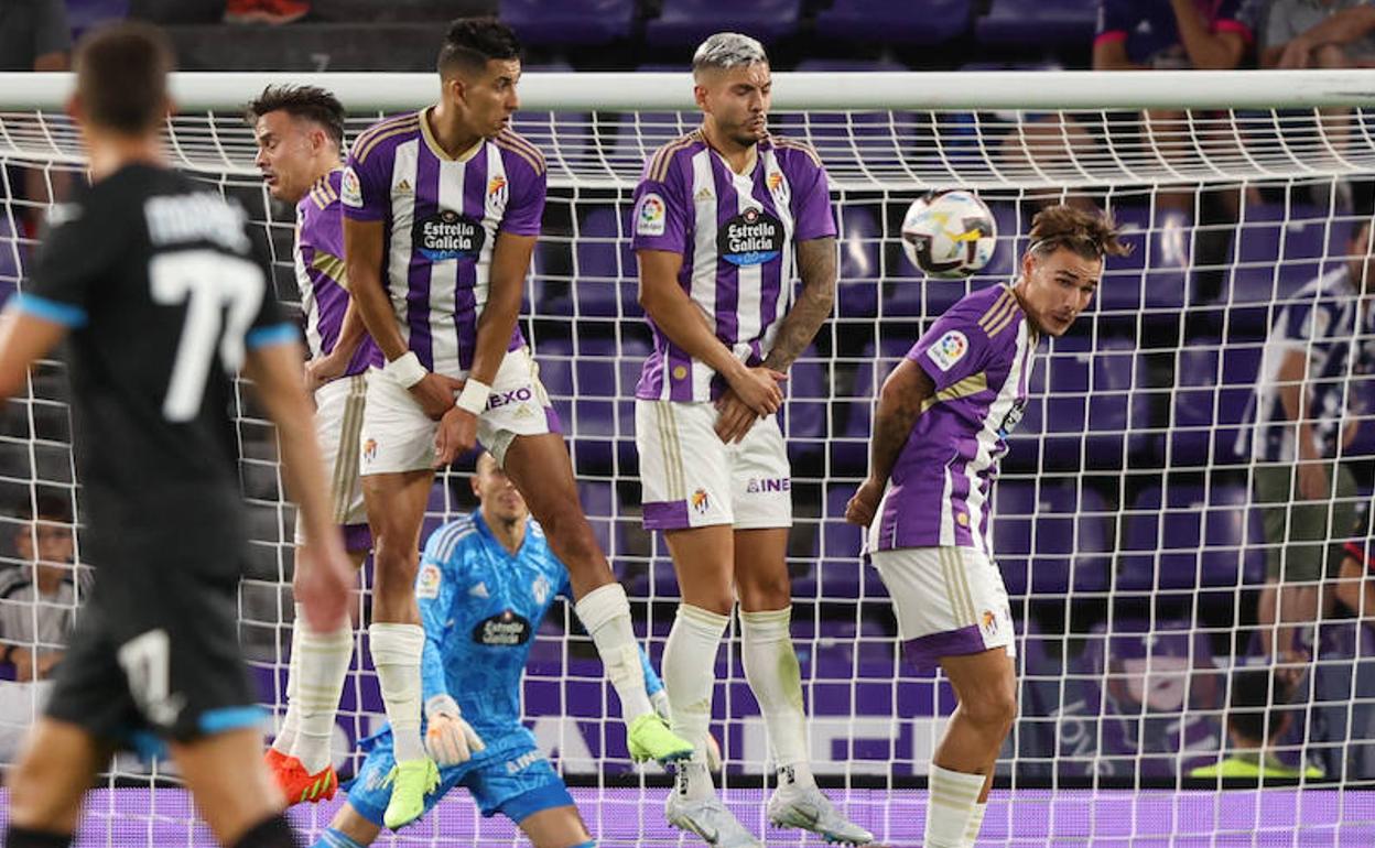 Roque Mesa, El Yamiq, Javi Sánchez y Vallejo, en la barrera del Real Valladolid en el partido ante la Lazio.