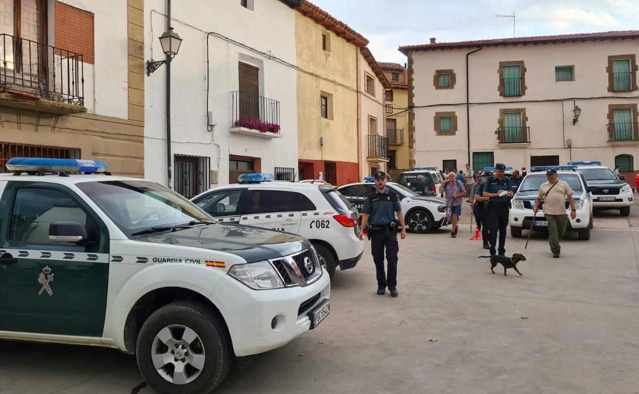 Agentes de la Guardia Civil junto con varios voluntarios en el pueblo del anciano desaparecido. 