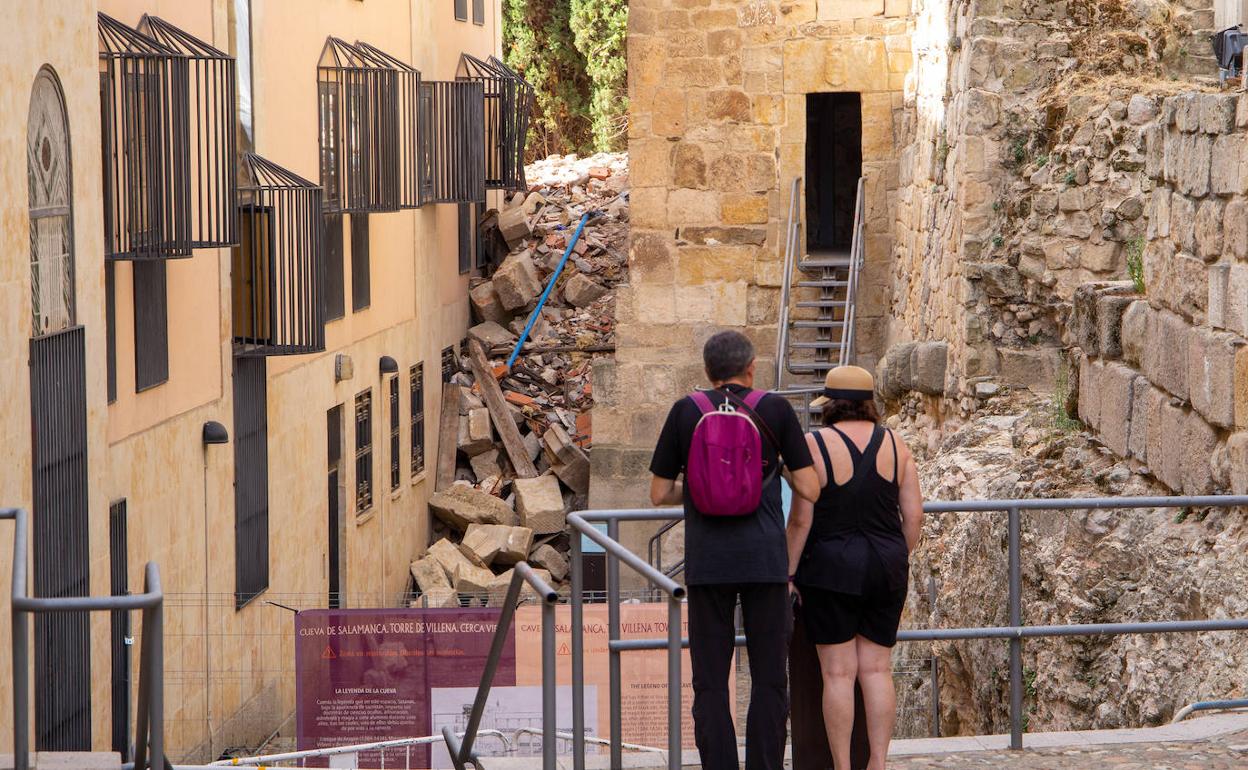 Varias personas observan el estado de la Cueva de Salamanca.