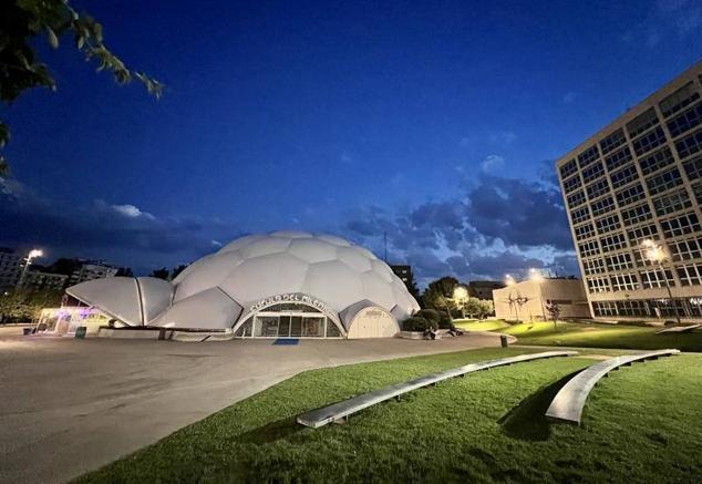 La Cúpula del Milenio, una vez apagadas sus luces como parte del plan de ahorro energético.
