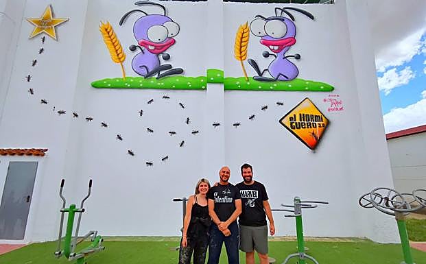 El alcalde de Herrera, junto a los artistas 'Chisco' Álvarez y Nadia Bilbao.