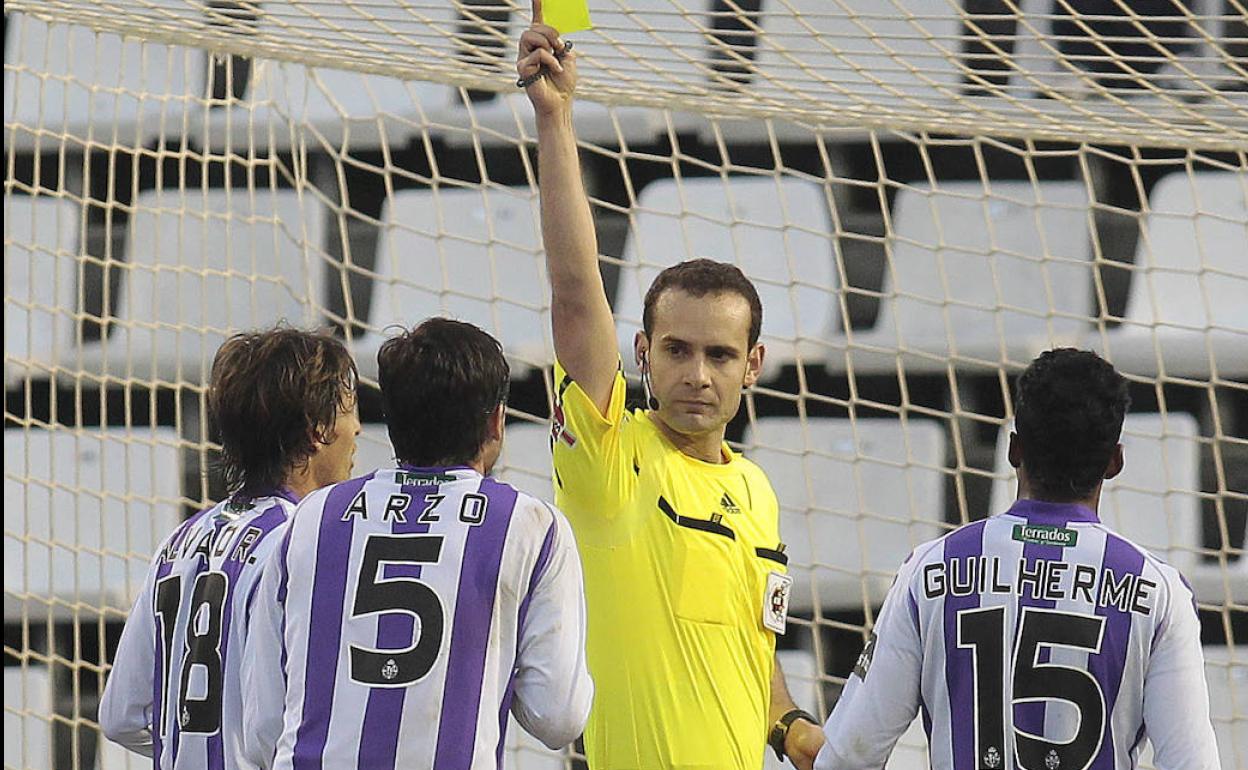 Melero saca una amarilla al Real Valladolid en el año 2010. 