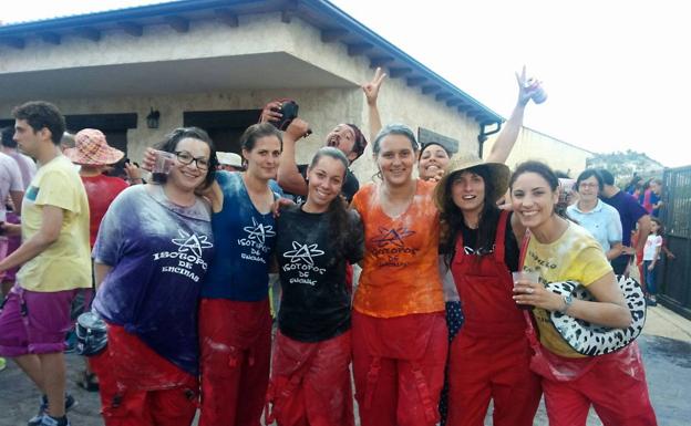 Varias peñistas de Encinas de Esgueva celebran las fiestas. 
